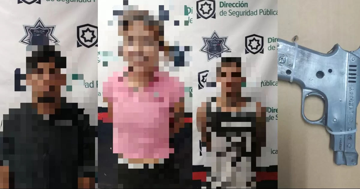 Detienen a tres en Torreón con droga y réplica de arma.