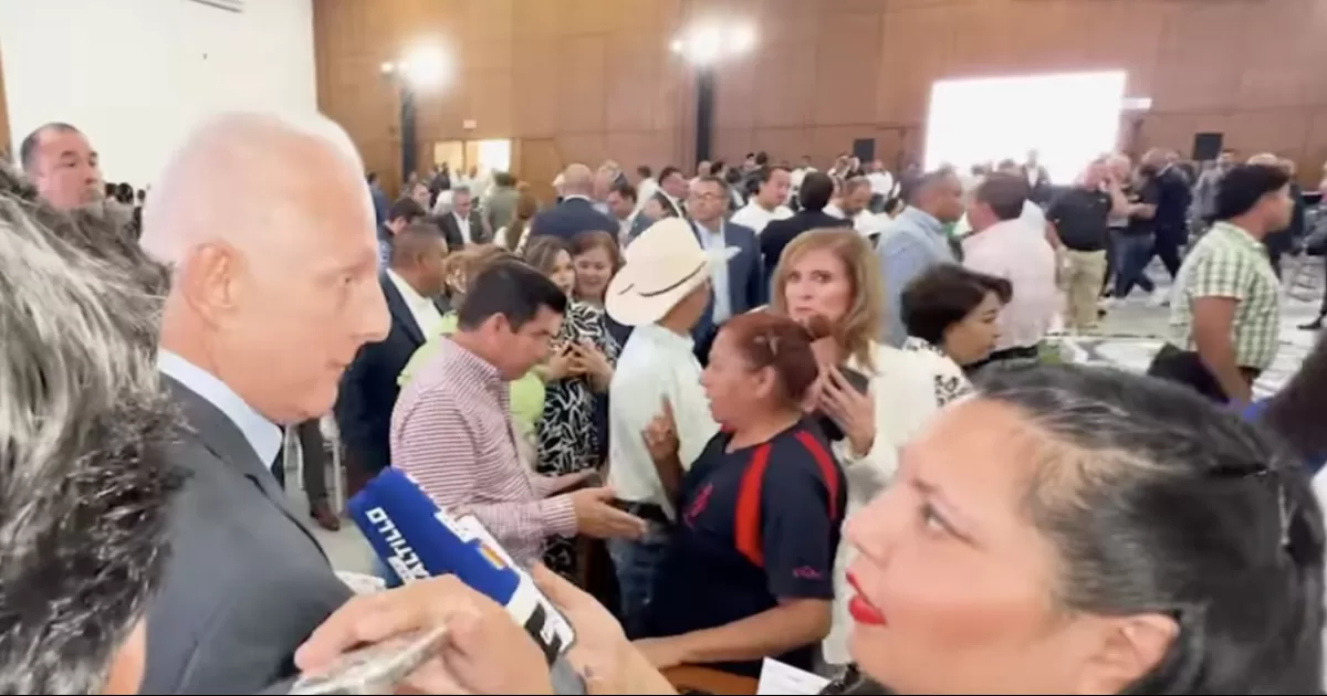 PretendÃ­an bloquear a la prensa para evitar que su jefe fuera cuestionado sobre los seÃ±alamientos que advierten problemas legales en SIMAS TorreÃ³n