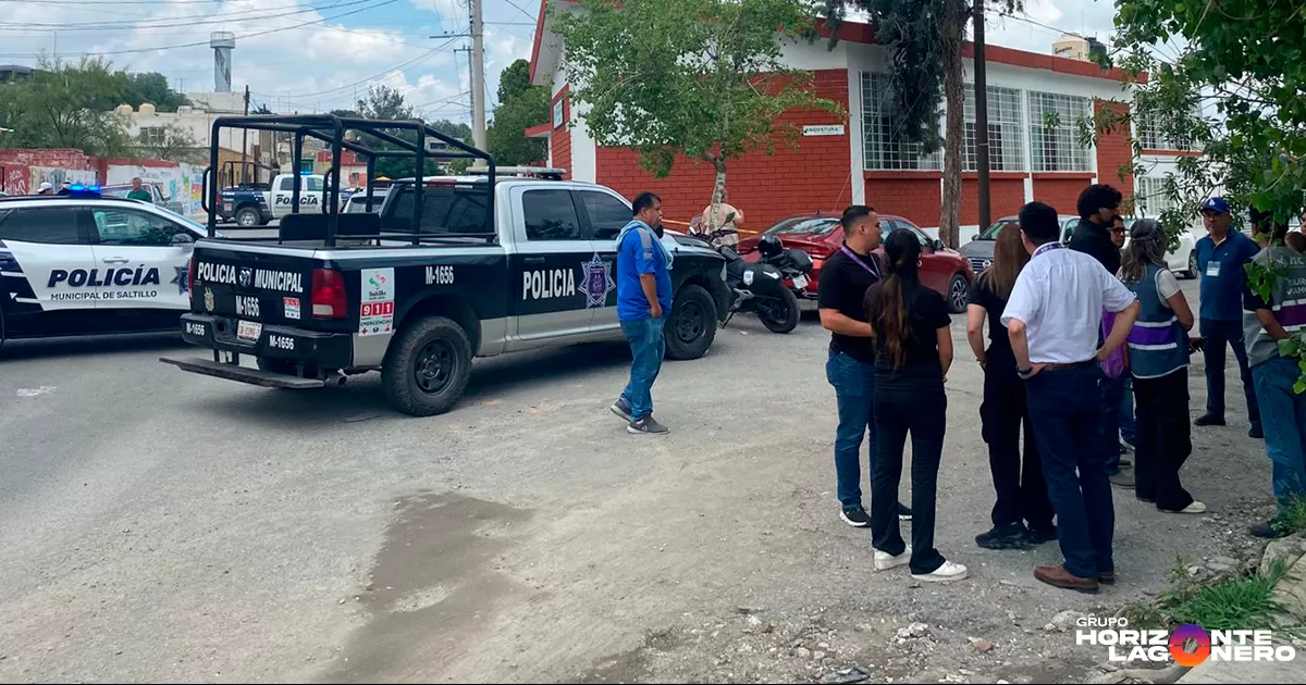 Trascendió que el hombre acudió a ejercer su voto, sin embargo, al bajar unas escaleras se desvaneció y cayó, quedando inconsciente en el suelo.