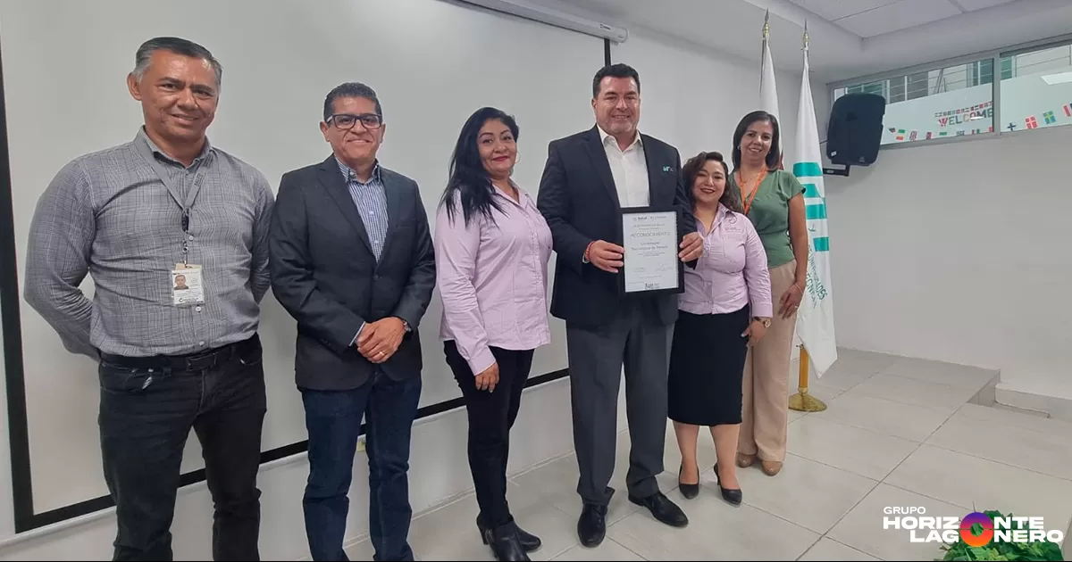 El reconocimiento fue entregado al rector Carlos Centeno Aranda, el cual fue signado por Eliud Felipe Aguirre Vázquez, secretario de Salud de Coahuila; así como por Angélica Lizeth Ramírez Ramírez, comisionada estatal de Salud Mental y Adicciones.