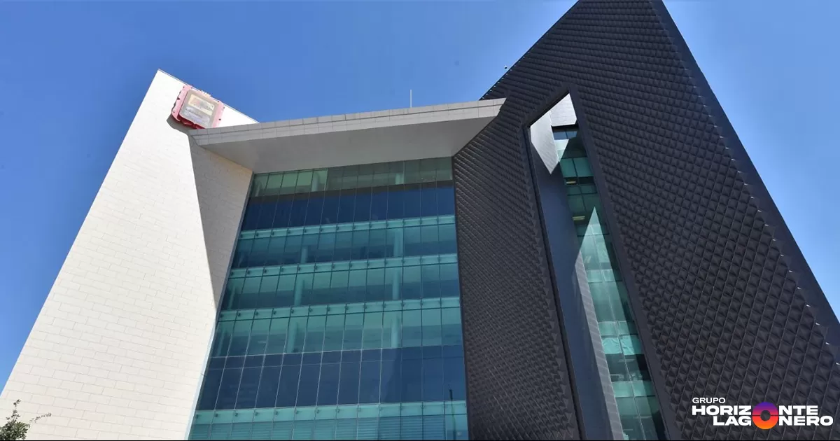 Mediante un punto de acuerdo, los legisladores de la Alianza Coahuila, conformada por el PRI, PAN y PRD, señalaron que iluminar los edificios públicos con los colores del arcoiris no es un simple acto simbólico, sino un gesto de empatía, solidaridad y compromiso institucional en la construcción de una sociedad plural, diversa y libre de discriminación.
