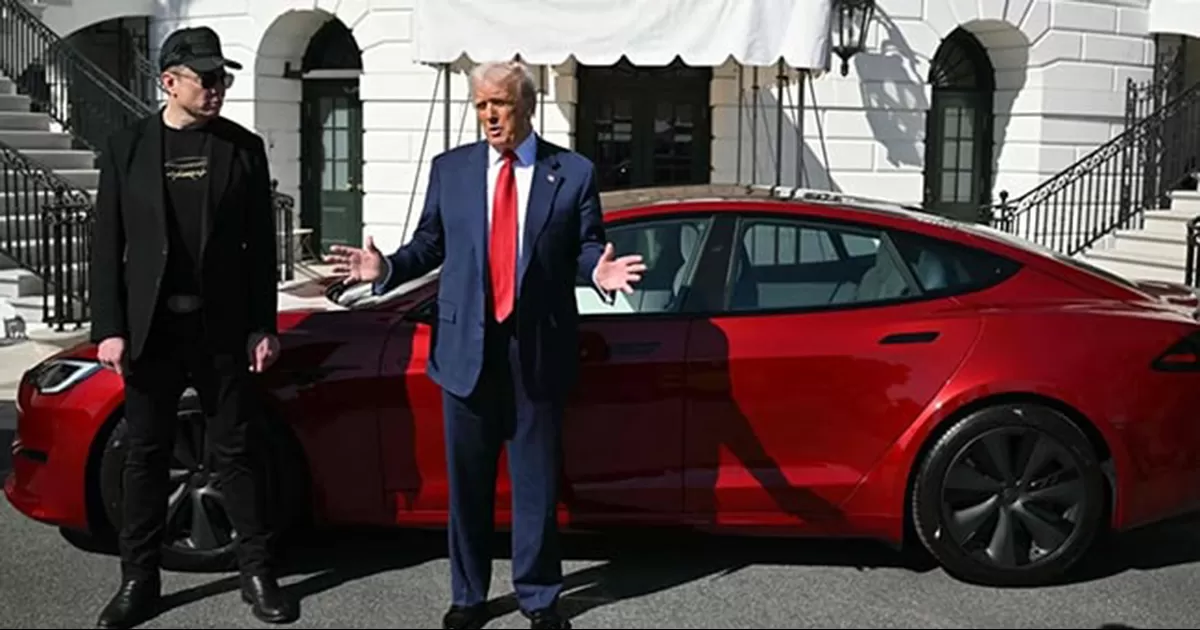 Las acciones de Tesla en Wall Street se derrumbaban 8.64 por ciento, a 303.35 dÃ³lares. En la imagen, Elon Musk, el 30 de mayo de 2025.