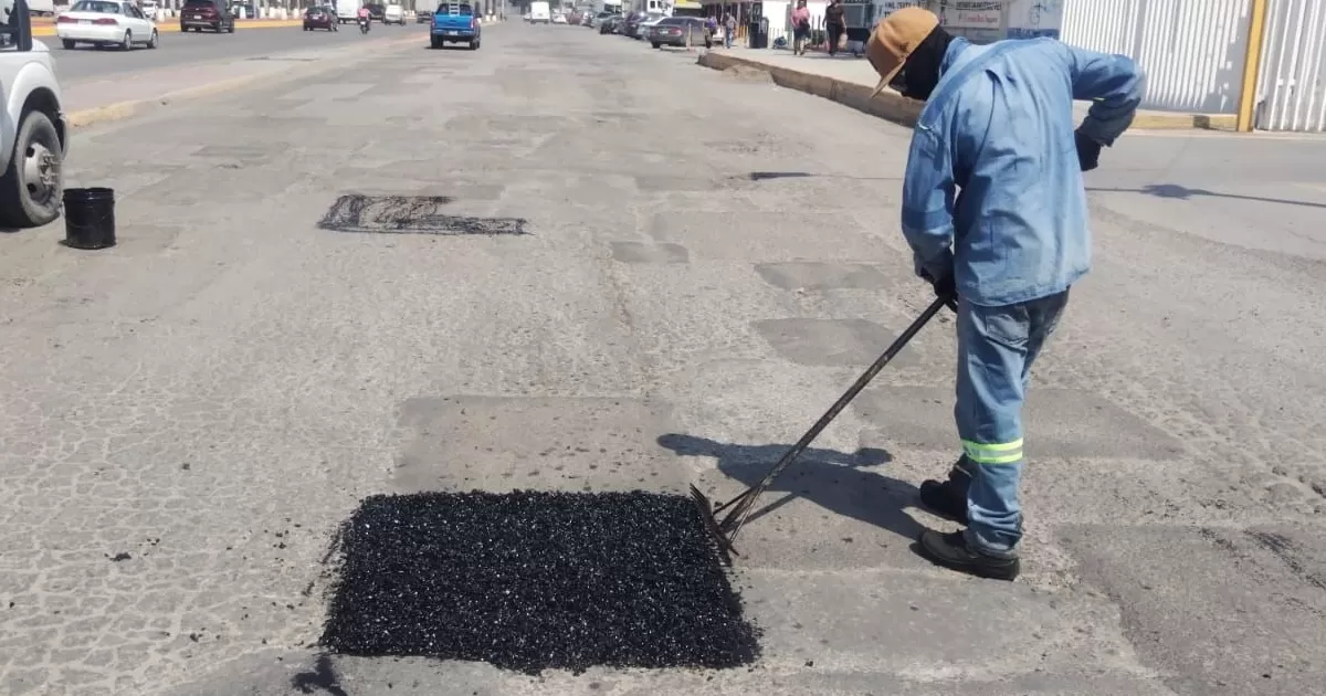 Avanza programa permanente de bacheo en Gómez Palacio