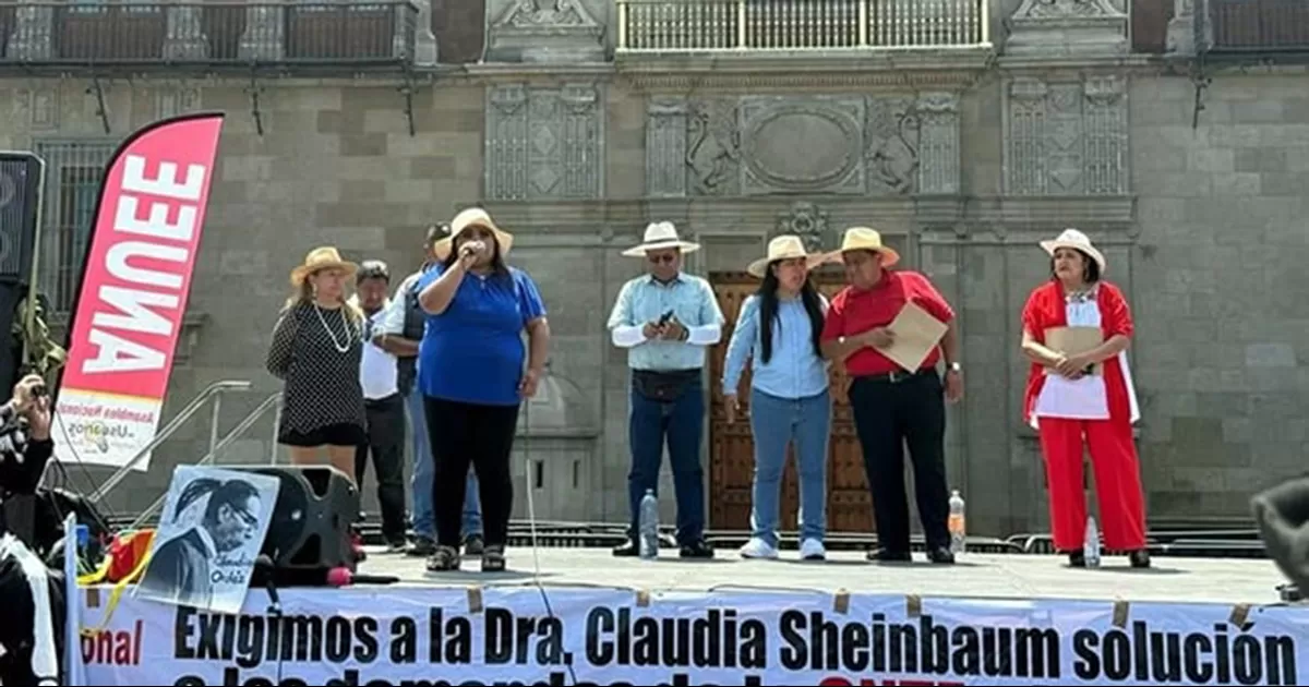 Frente a Palacio Nacional, la CNTE oficializÃ³ el retiro de plantÃ³n del ZÃ³calo, pero dirigentes advirtieron que regresarÃ¡n con mÃ¡s refuerzos
