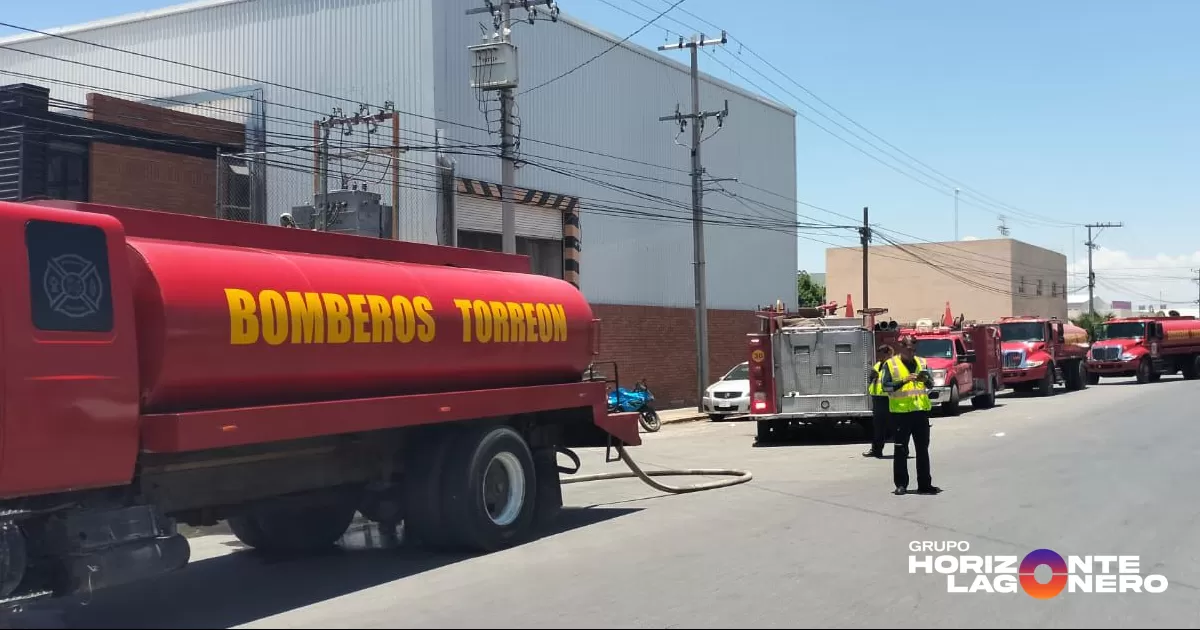 Evacuan a 38 trabajadores por incendio en empresa dedicada a la comercialización de nuez en Torreón