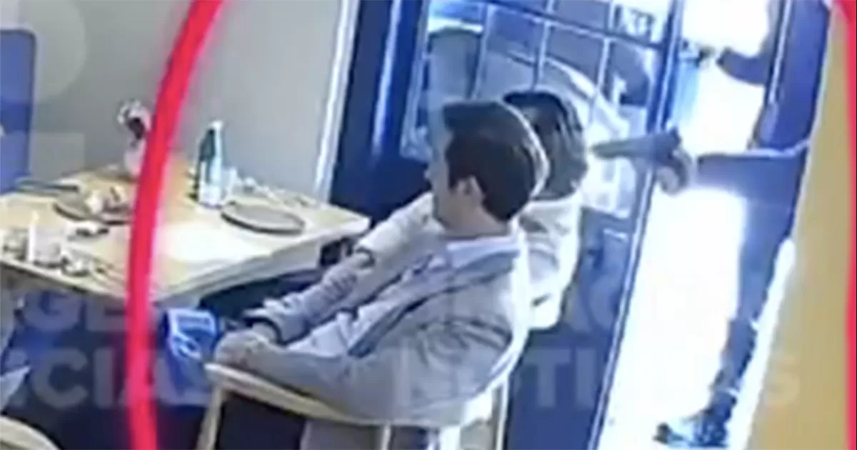 Un hombre intentÃ³ matar a un abogado en el restaurante Pargot, en la colonia #Roma, en la #CDMX. Un sicario entrÃ³ y apuntÃ³ al comensal en la cabeza, pero la pistola se trabÃ³ varias veces y no saliÃ³ ninguna bala.