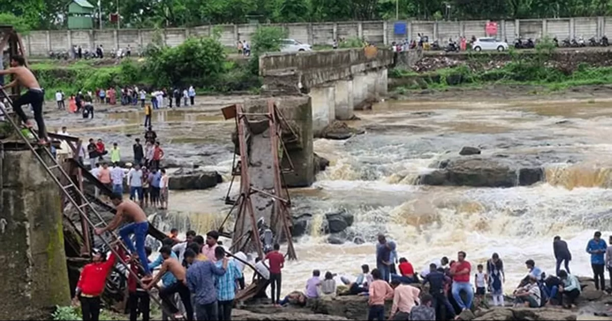 Puente colapsa en popular destino turístico de India; al menos dos muertos y 32 heridos