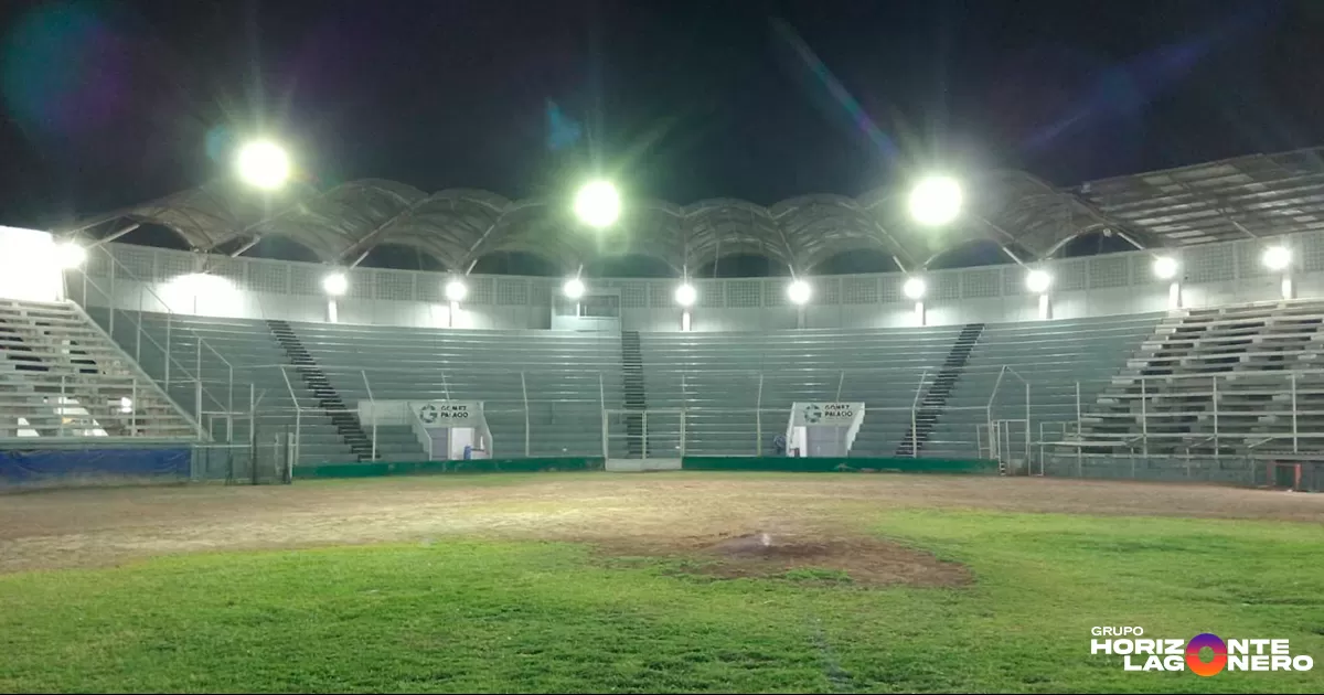 Iván Sánchez Hernández, titular de la Dirección del Deporte, destacó que ahora los deportistas podrán disfrutar de actividades nocturnas en el estadio, gracias a la instalación de nuevas luminarias que mejoran significativamente la visibilidad y seguridad en el recinto.