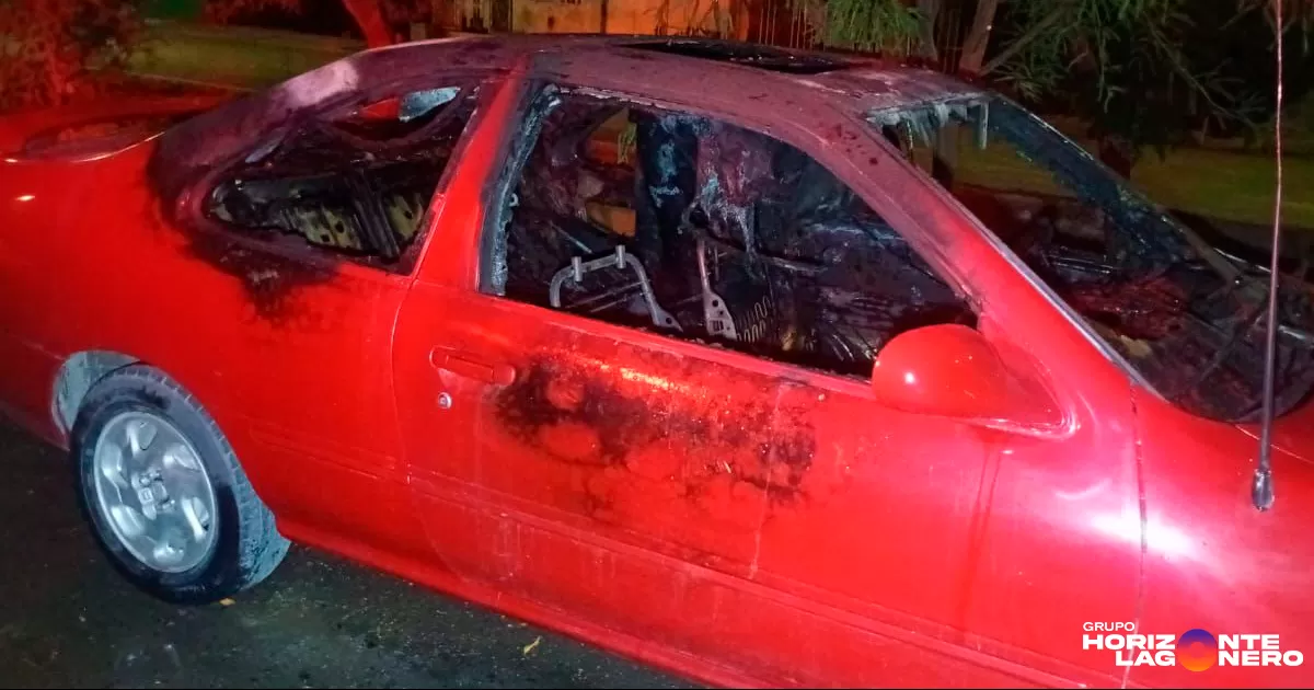 Vecinos sofocan incendio de vehículo la madrugada de este viernes en Torreón