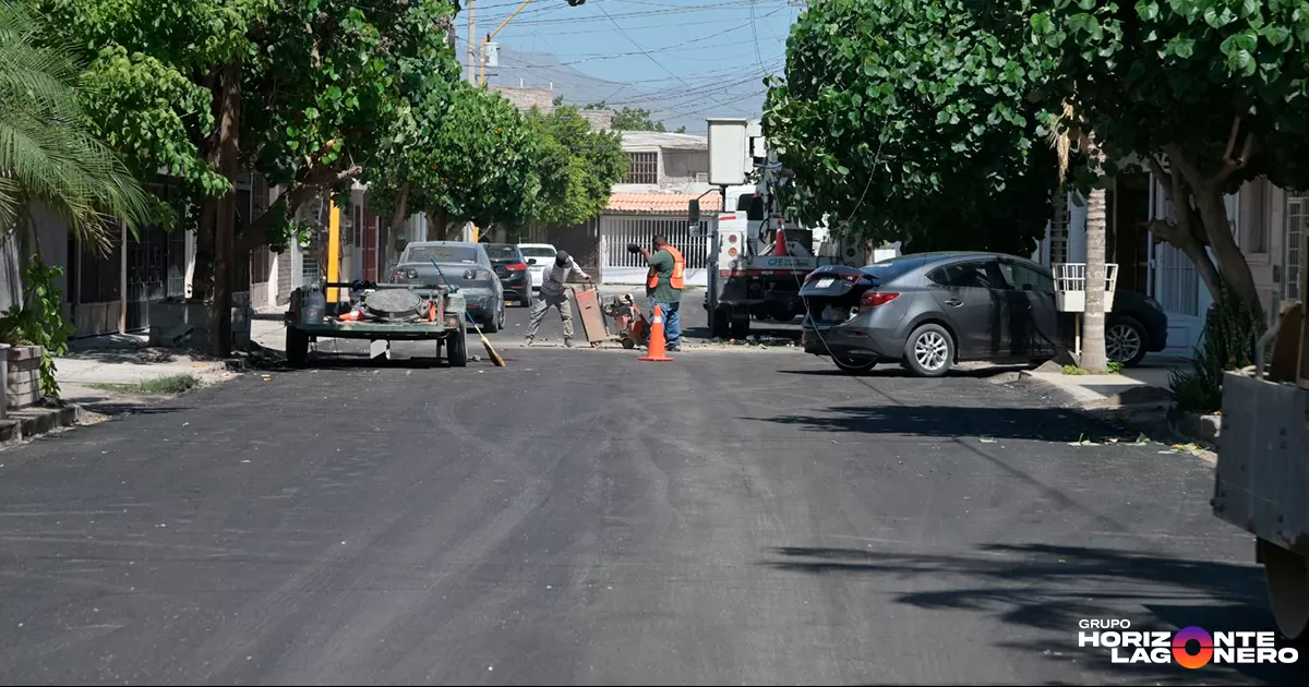 Rehabilitan la Calle 25 en el fraccionamiento Filadelfia en Gómez Palacio