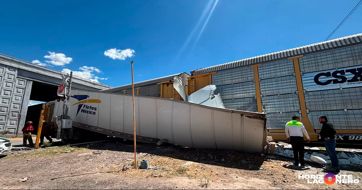 Tráiler intenta ganarle el paso al tren y provoca aparatoso accidente en Gómez Palacio