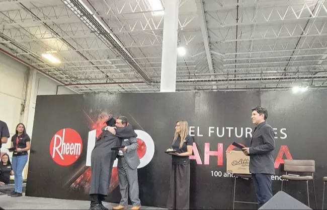 La Universidad Autónoma de #Coahuila promueva el Bachillerato Virtual, del que se acaban de graduar más de 30 trabajadores de la empresa Rheem.