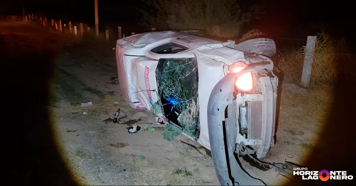 El percance se registró cuando una camioneta RAM Pro Master blanca, conducida por Omar Alejandro Torres Morales, de 31 años y con domicilio en Saltillo, Coahuila, se impactó contra un vehículo que se encontraba detenido sobre el acotamiento de la vía, aún en la zona que le corresponde a Matamoros, Coahuila.