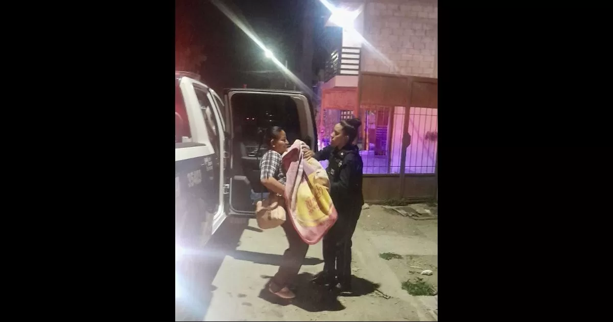 Policías de Torreón apoyan en movilidad de persona con discapacidad