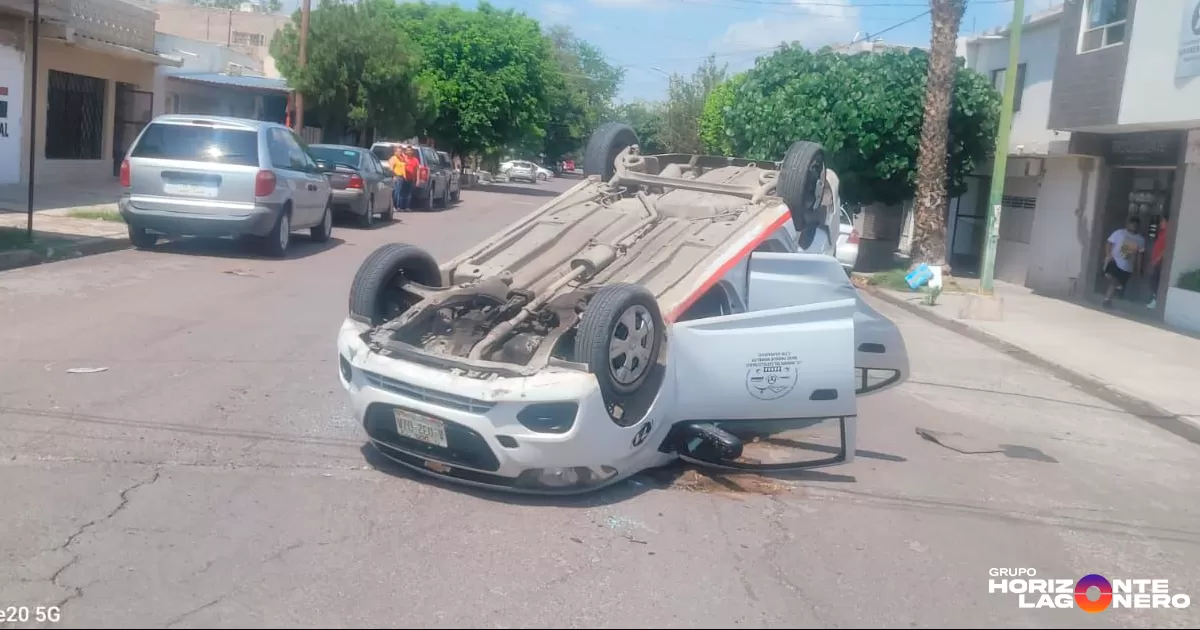 Ambos fueron trasladados para recibir atención médica: el conductor a la clínica 51 del IMSS y la pasajera a las instalaciones de la Cruz Roja.
