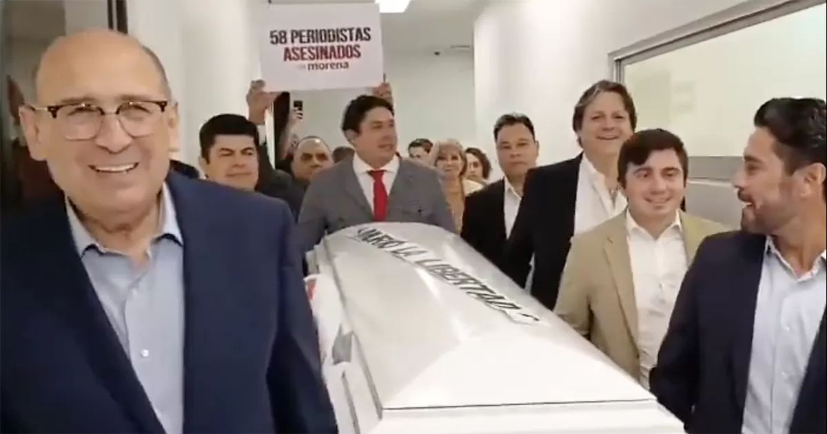 Anunciaron la muerte de la libertad de expresión con un ataúd de Morena que exhibieron en la Tribuna del pleno y por los pasillos de la Cámara.