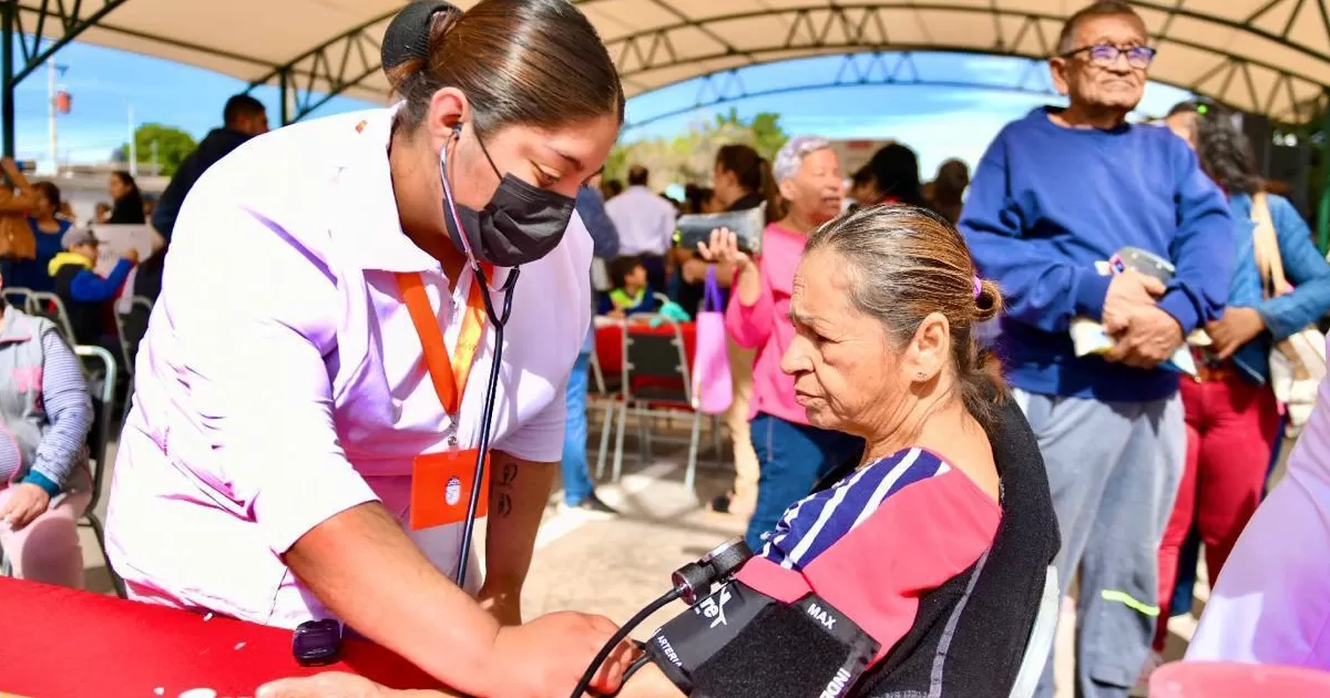 Durante el recorrido, el Alcalde estuvo acompaÃ±ado por la seÃ±ora Selina Bremer de Cepeda, presidenta honoraria del DIF de TorreÃ³n.