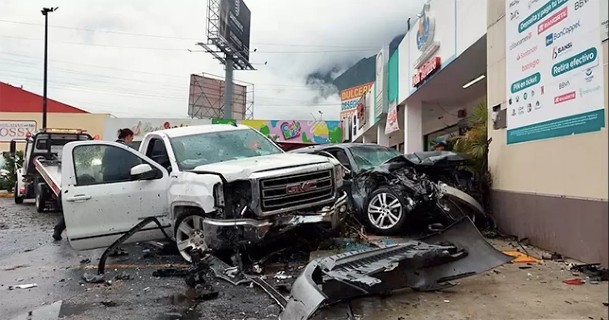Un conductor acelera y pierde el control, ingresando al estacionamiento de una plaza comercial y chocando contra tres autos, en Monterrey
