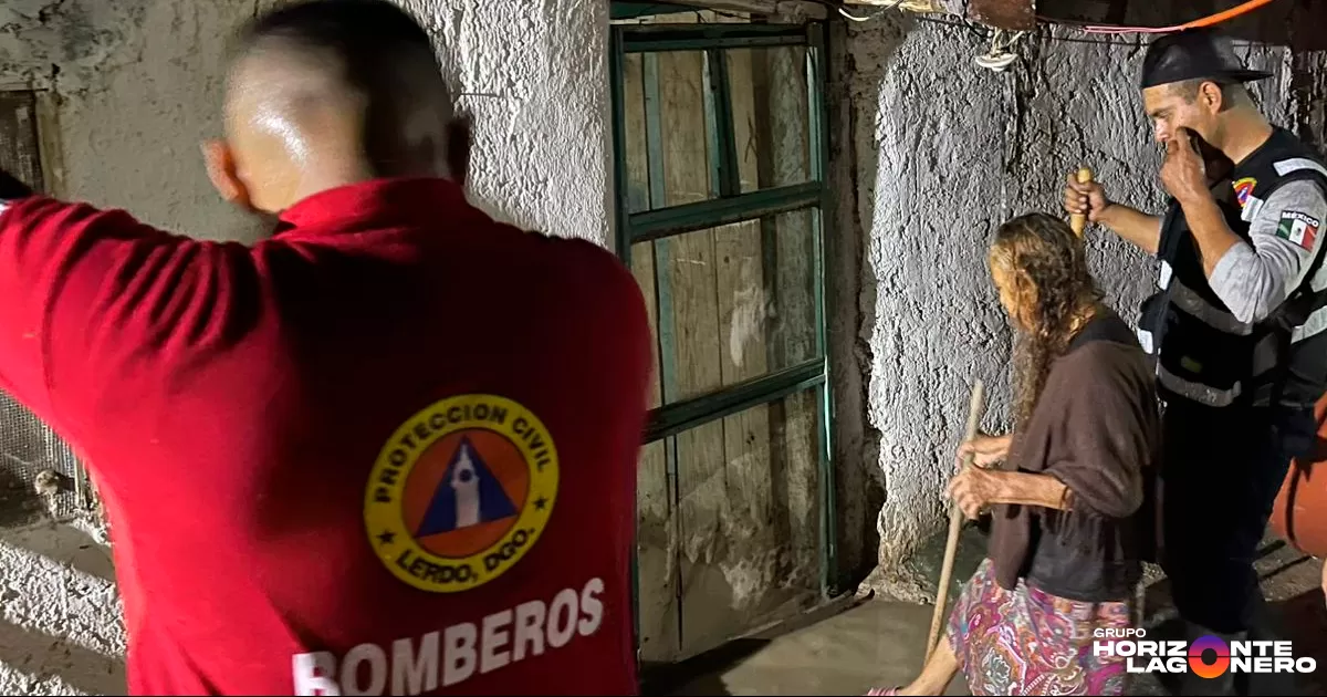 Los elementos acudieron el ejido La Goleta en donde mediante un reporte al número de emergencias se solicitó apoyo en un domicilio, en donde vive una mujer de 72 años, debido a una inundación