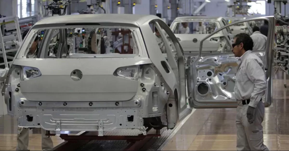 Venta de autos en México cayó 5.9% en junio, su mayor reversa en cinco años