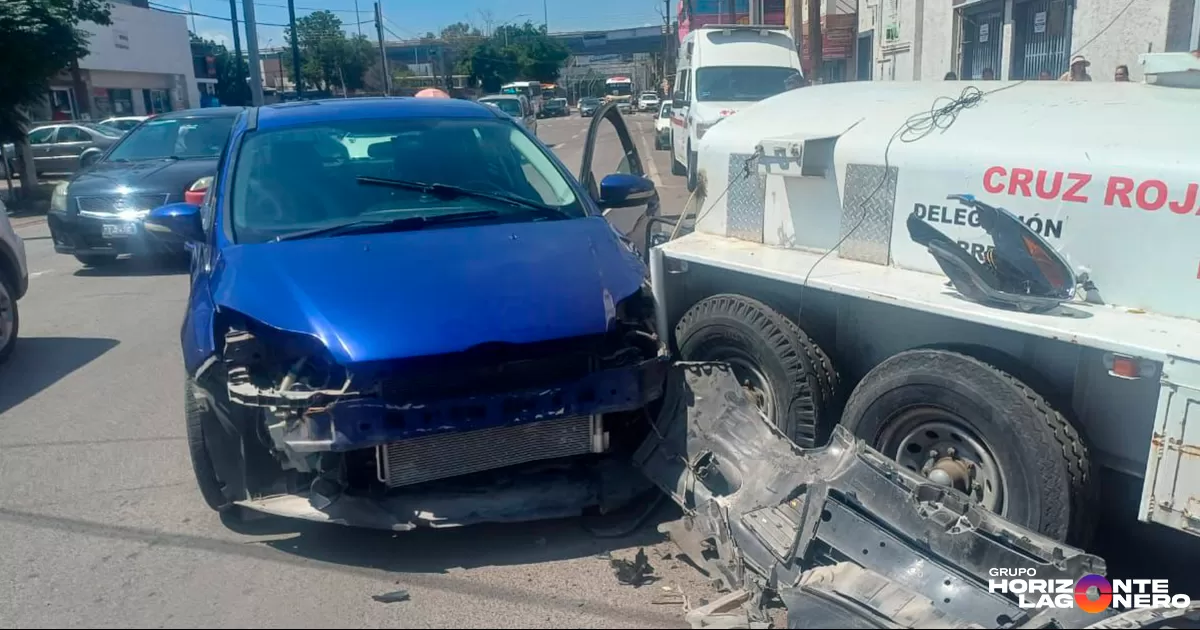 Conductor de auto impacta pipa de agua de Cruz Roja Torreón