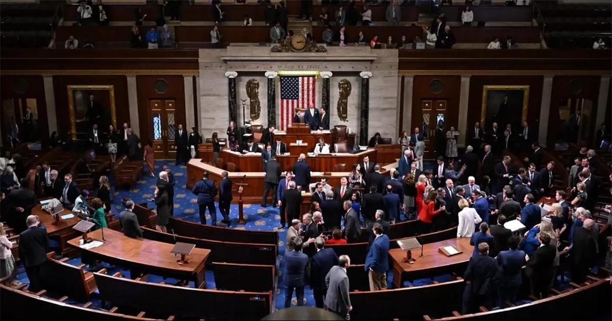 Capitolio de EU aprueba por la mínima la ‘gran y hermosa’ ley fiscal de Trump