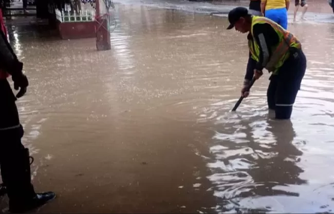 Más de 30 mm de lluvia causaron encharcamientos en colonias de Torreón; vialidades clave como Saltillo 400 e Independencia fueron cerradas.