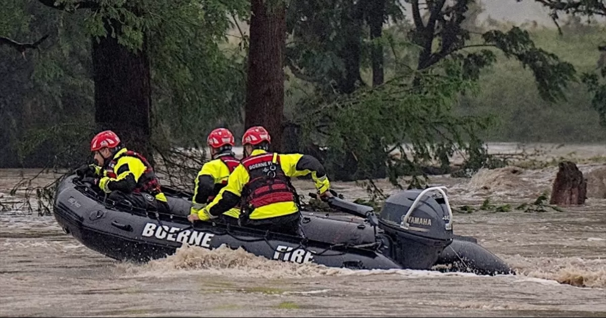 Autoridades del condado Kerr en Texas informaron que han hallado los cuerpos de 24 personas que murieron por las inundaciones tras la crecida del Río Guadalupe en el centro del estado.
