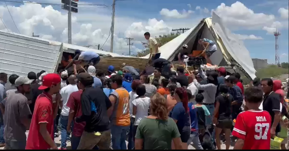 El conductor de la pesada unidad viajaba sobre los carriles laterales del bulevar Ejército Mexicano, bajo el puente Hamburgo, cuando intentó ganarle el paso al tren.