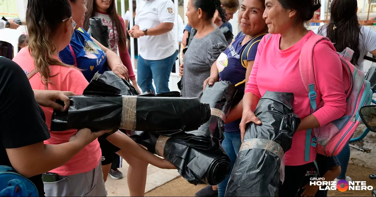 Ante lluvias en la Laguna, intensifican entrega de hules para techos