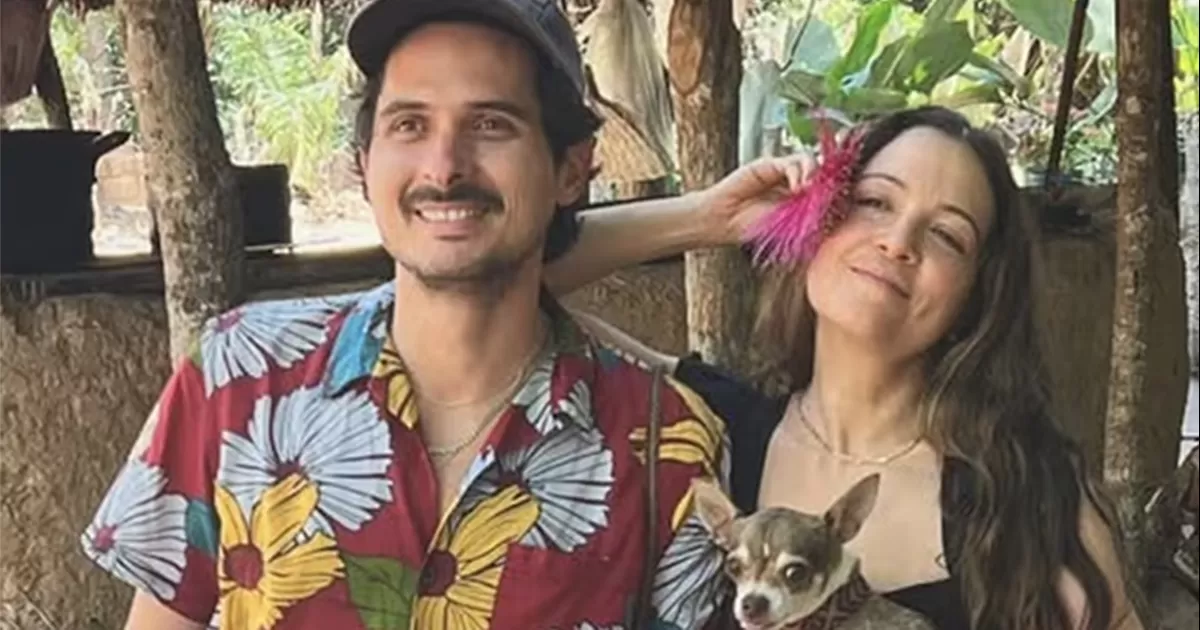 Además de su pareja sentimental, es colaborador artístico de la cantante mexicana