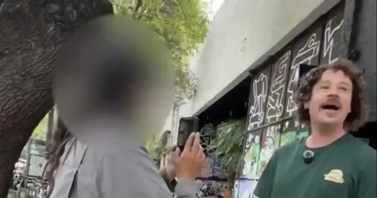 La persona se acercó a él para llamarlo “ridículo” y ofenderlo en la vía pública mientras el influencer Luisito Comunica grababa un video para su canal de YouTube.