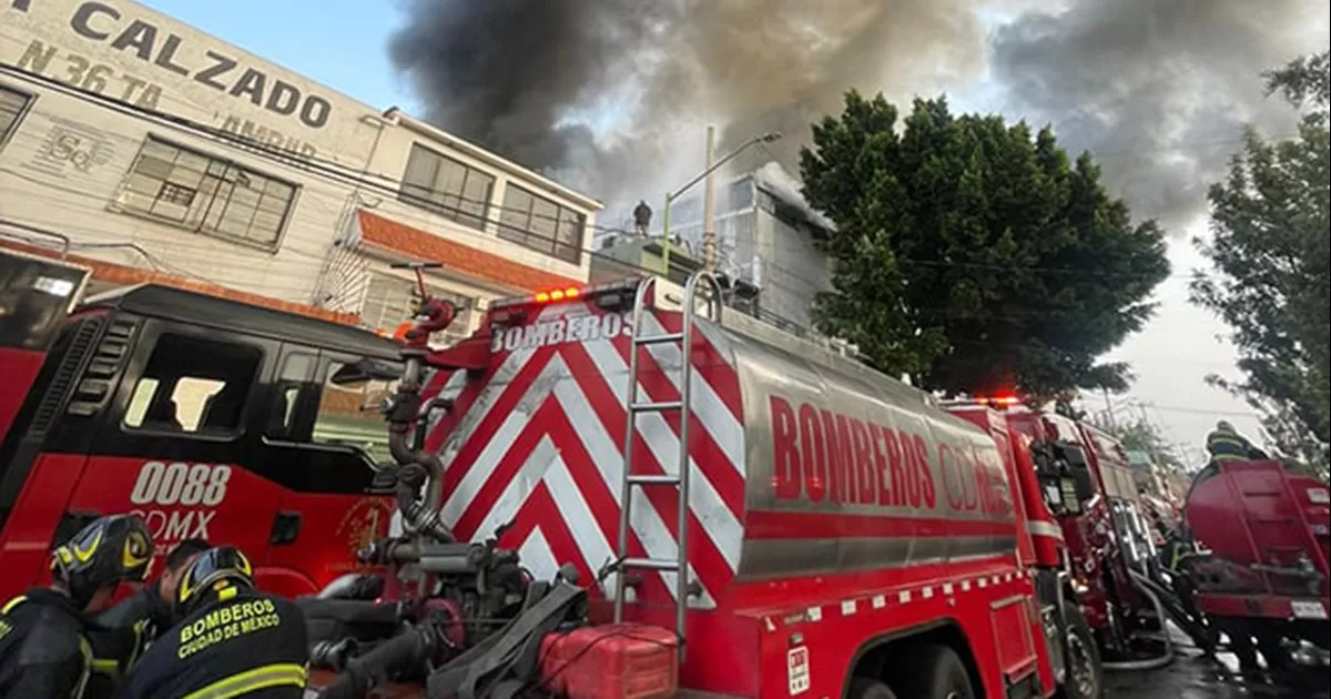El incendio en una bodega movilizó a decenas de elementos de Bomberos y Protección Civil. Hasta el momento no hay lesionados