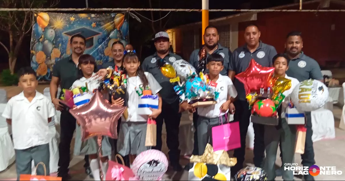 Agentes de la AIC apadrinan a menores en graduación de Torreón