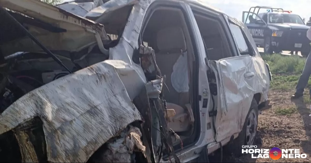 De acuerdo con los primeros reportes, el diplomático circulaba a bordo de una camioneta Toyota blanca, modelo 2018, cuando presuntamente un neumático trasero del lado derecho estalló, lo que provocó que perdiera el control y se saliera del camino, terminando volcado.