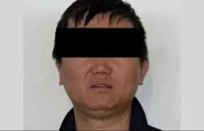 Un documento de la Fiscalía General de la República muestra la foto del operador chino con la leyenda 'Se Busca'