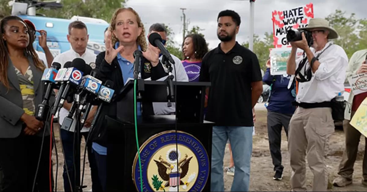 Legisladores federales y estatales de Florida denunciaron las condiciones en las que migrantes se encuentran en la cárcel migratoria