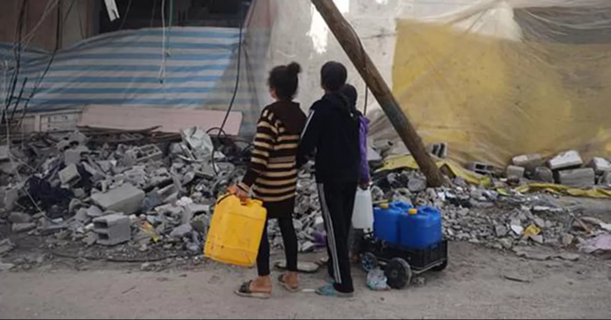 Misil impacta centro de reparto de agua y mata a seis niños en Gaza; Israel reconoce fallo