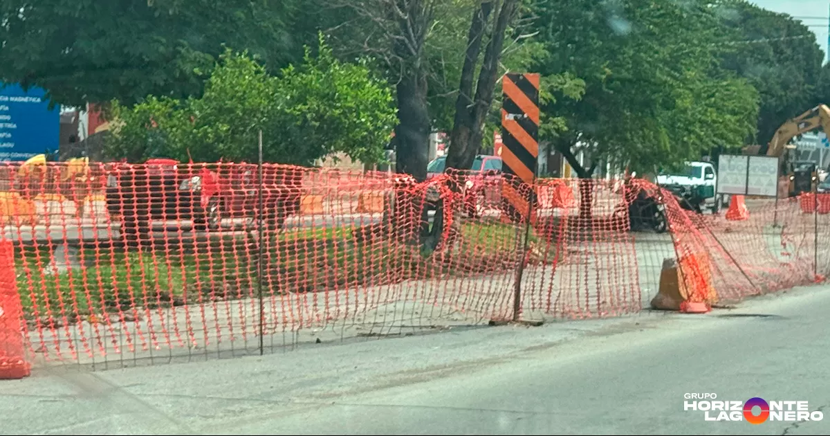 Juan Adolfo Von Bertrab, director de Obras Públicas, informó que actualmente, los trabajos se concentran en las obras inducidas, con maquinaria pesada realizando excavaciones y la instalación de nuevo drenaje pluvial en la zona norte