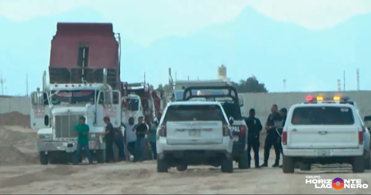 Muere trabajador mientras operaba camión de volteo en Torreón; se presume fallecimiento natural