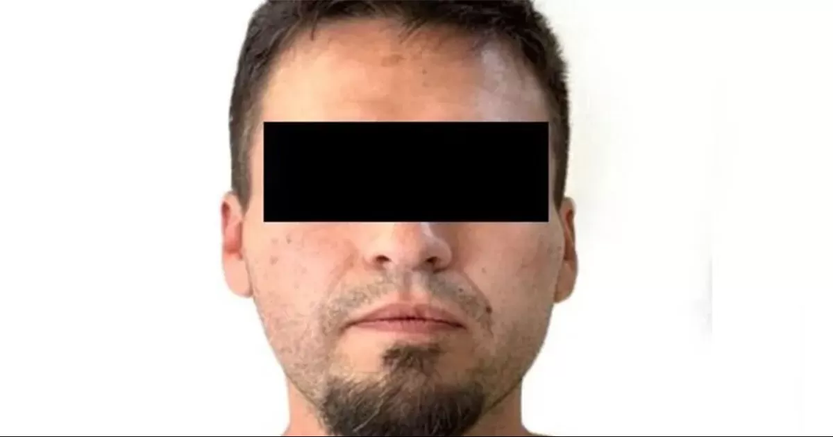 El detenido presuntamente fotografiaba a una menor de edad con fines de distribución.