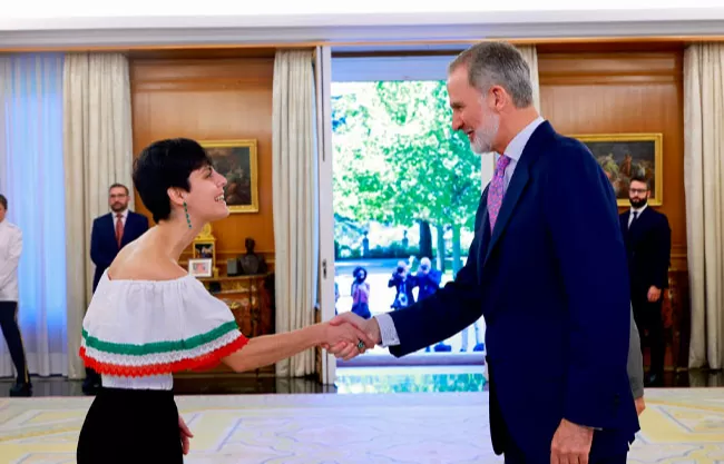 Saltillense María Fernanda Treviño se reúne con Rey Felipe VI tras premio a su librería "Pérgamo". Luce blusa de su tierra y conversa sobre el acento